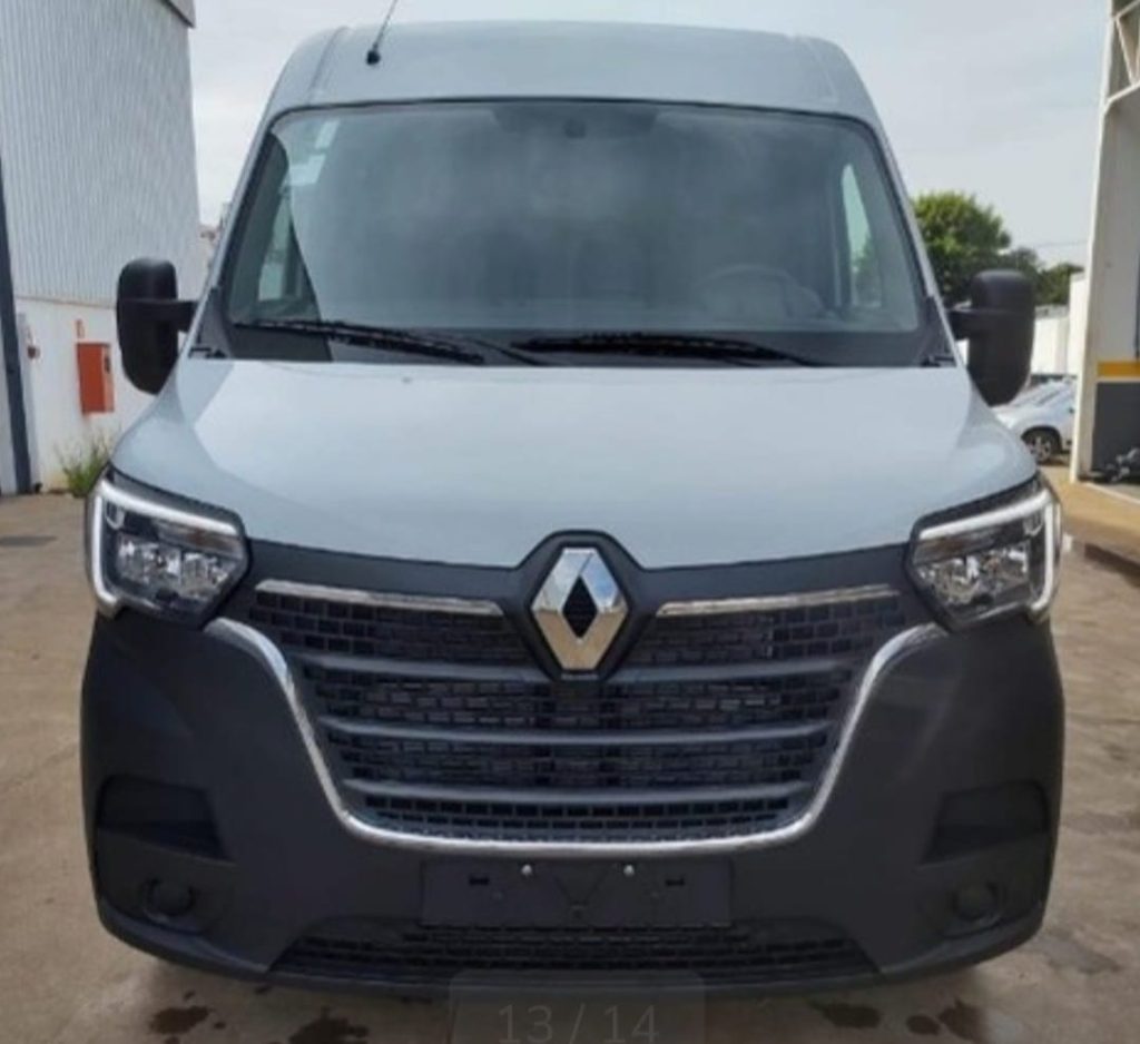 Aluguel de Van Executiva - Renault Master prata