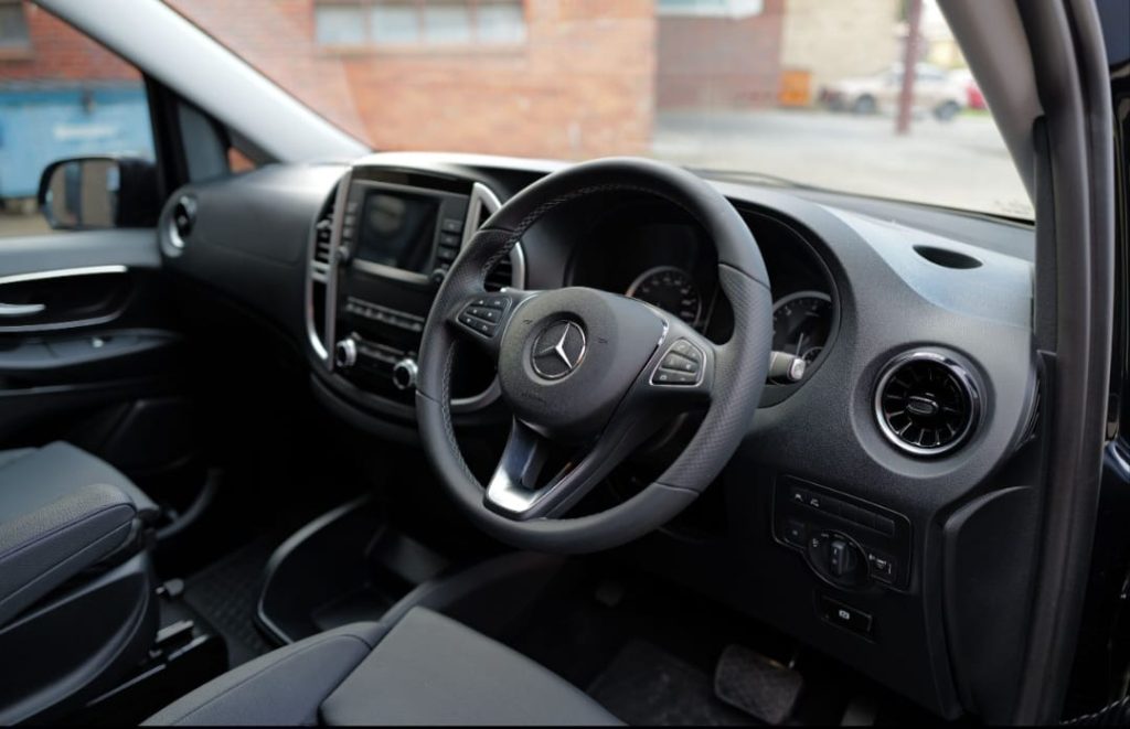 Aluguel de Veículo Blindado Mercedes Benz Vito painel